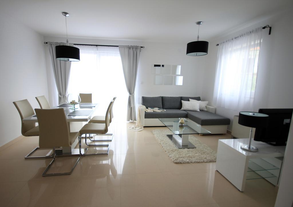 Apartments Villa Mantinela Malinska Quarto foto